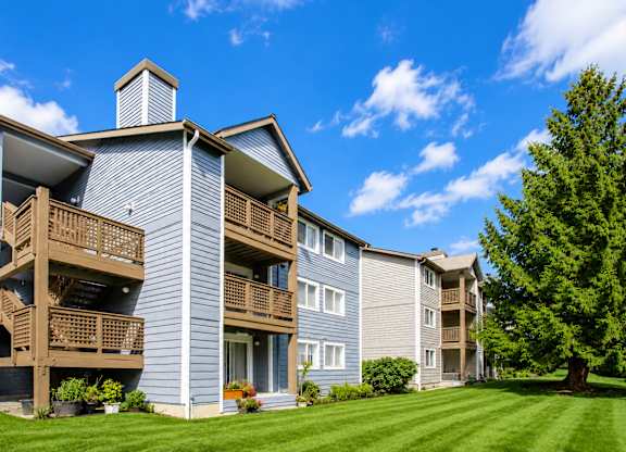 Building Exterior View at Vista Ridge Apartments, Issaquah, WA 98027
