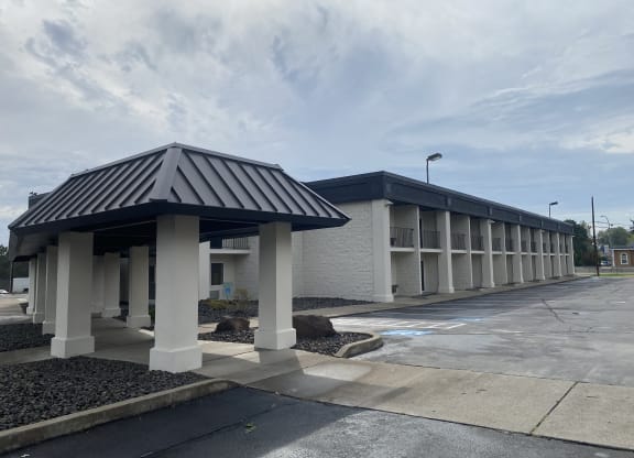 the building where the motel is located