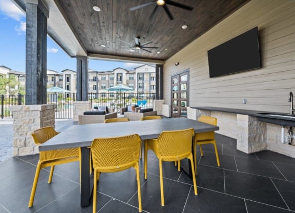 Redbird Ridge Apartments Outdoor Seating
