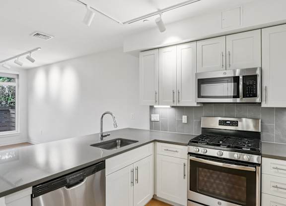 Modern kitchen with stove top oven at Park77 Apartments, Cambridge, 02138