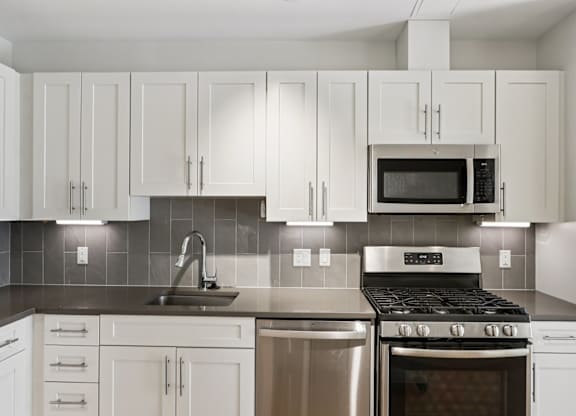 Modern Kitchen with stove top oven at Park77 Apartments, Cambridge, MA, 02138