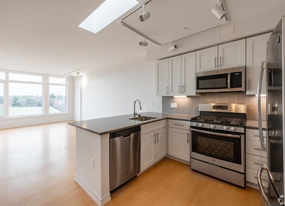 Fully Furnished Kitchen With Stainless Steel Appliances at Park77 Apartments, Cambridge, MA