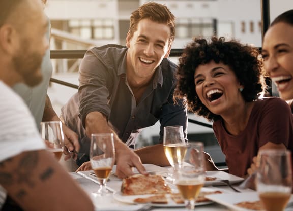 Friends eating pizza