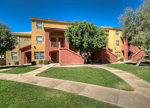 Grassy Courtyard at San Lucas Apartments, Arizona