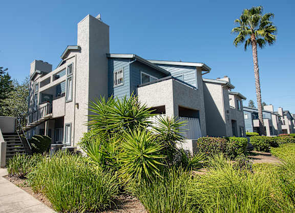Building exterior entries at Autumn Oaks Apartments, Roseville, CA
