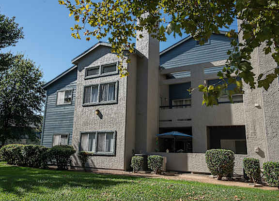 Building exterior patios and decks at Autumn Oaks Apartments, Roseville, CA