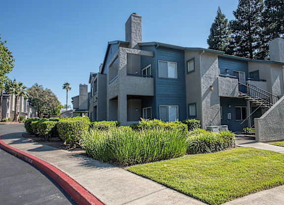 Building exterior walkways at Autumn Oaks Apartments, Roseville, CA
