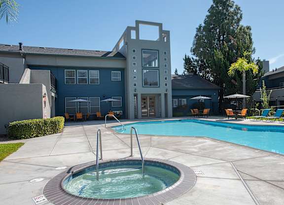 Spa and pool at Autumn Oaks Apartments, Roseville, CA
