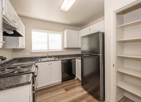 Vacant Canyon II kitchen at Autumn Oaks Apartments, Roseville, CA
