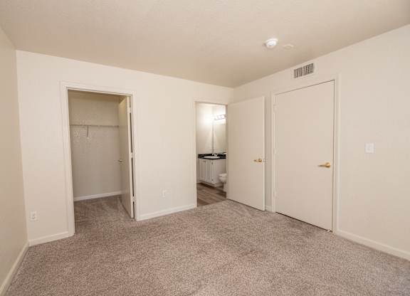 Vacant Canyon II primary bedroom at Autumn Oaks Apartments, Roseville, CA