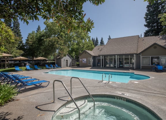 Bishops Court swimming pool and spa at Bishop's Court Apartments, California