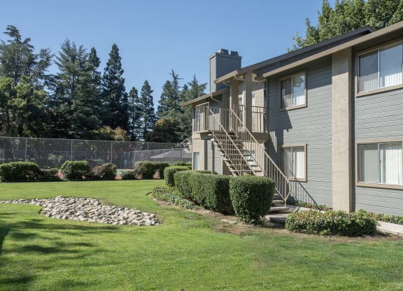 building exterior green space at Delta Pointe Apartments, California, 95833