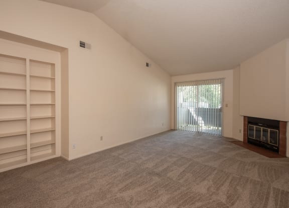 vacant living room at Delta Pointe Apartments, California, 95833
