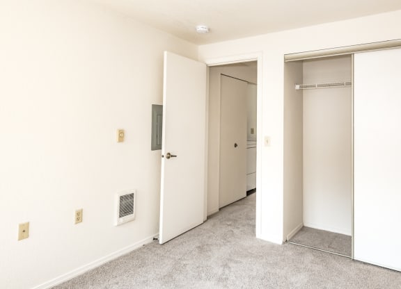 Elmonica Court vacant 2x1 second bedroom, Beaverton, OR , 97006