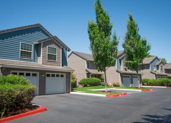 Townhomes Exterior at Hathaway Court Apartments, Wilsonville