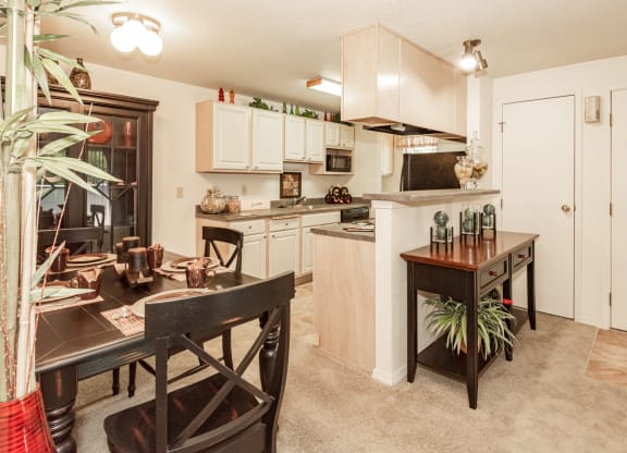 Kings Court 97006 model kitchen and dining room