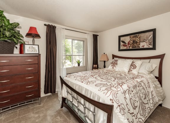 Kings Court 97006 model second bedroom entry view