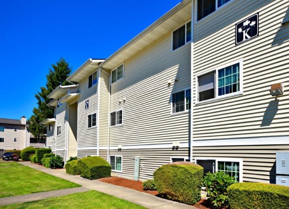 Maple Pointe Building Exterior