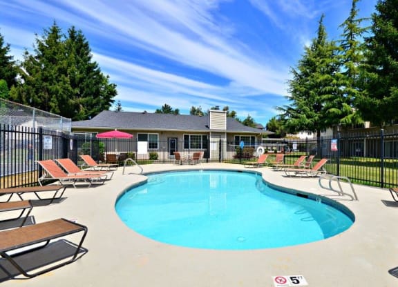 Maple Pointe Pool & Sundeck