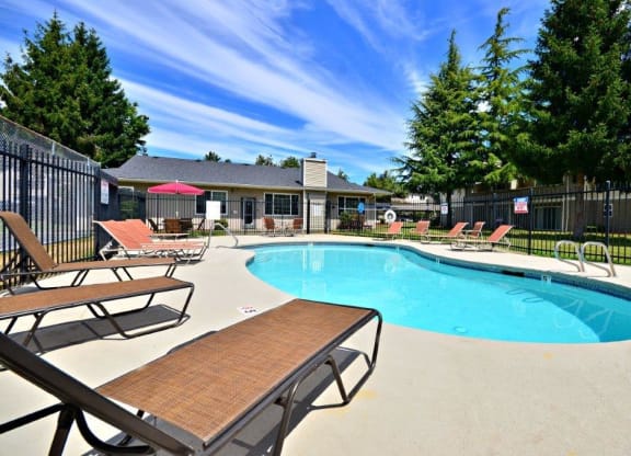 Maple Pointe Pool & Lounge Chairs