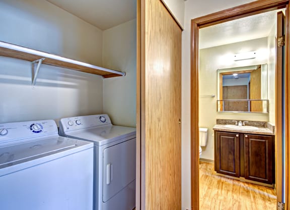 Maple Pointe Vacant Apartment Washer & Dryer & Bathroom