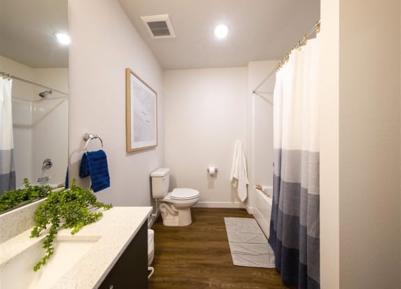 Heather Lodge 2x2 Second Bathroom