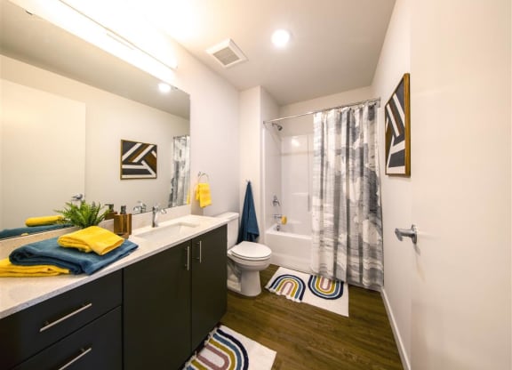 Heather Lodge 2x2 Large Bathroom