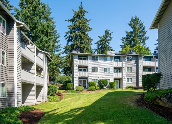 Building Exterior View at Pembrooke Apartment Homes, Washington