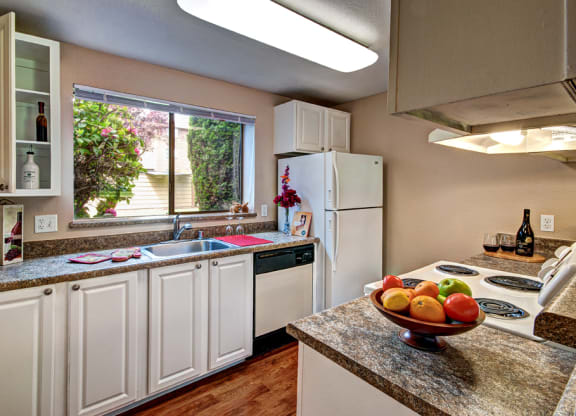 Fully Equipped Kitchen at Pembrooke Apartment Homes, Kent, WA 98032