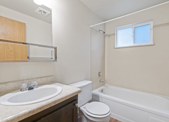 Bathroom With Bathtub at Pembrooke Apartment Homes, Kent
