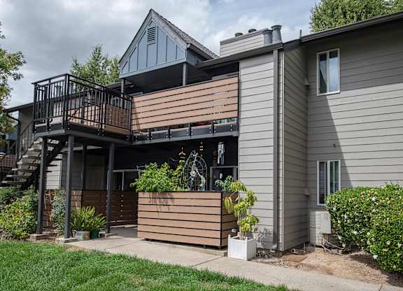An apartment with a balcony and a small garden at Pepperwood Apartments, California, 95661