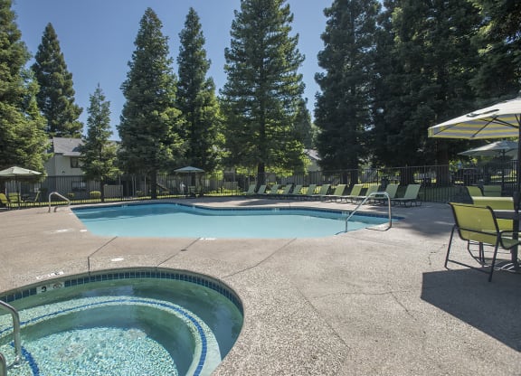 Pepperwood Apartments Pool & Spa