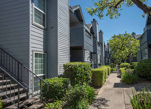 Grey apartment building exterior and entryways at Rocklin Gold Apartments in Rocklin, CA 95677