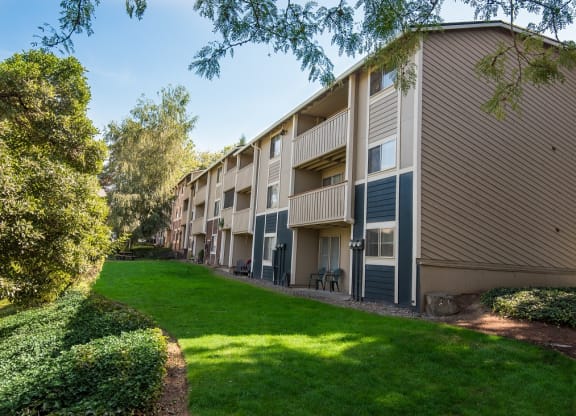 Rolling Hills Building Exterior Back Patios & Decks at Rolling Hills Apartments, Tualatin, Oregon 97062