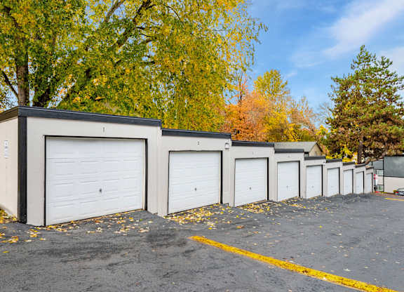 Garages at Rolling Hills Apartments, Oregon