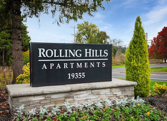 Monument sign at Rolling Hills Apartments, Tualatin