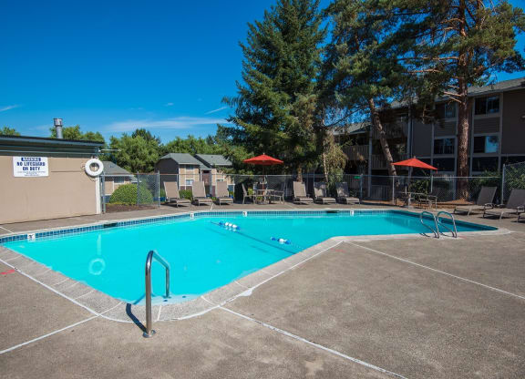 Rolling Hills Pool & Sundeck at Rolling Hills Apartments, Oregon