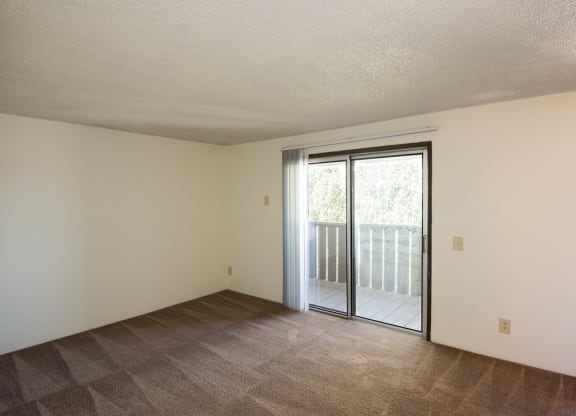 Living Room & Sliding Door to Deck at Rolling Hills Apartments, Tualatin, Oregon 97062
