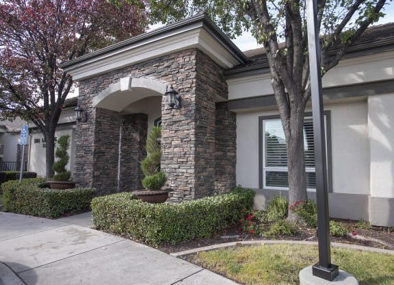 Stoneridge Clubhouse Entry Side View