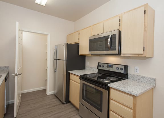 Stoneridge Upgraded Vacant Kitchen & Pantry