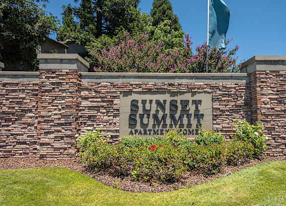 A stone wall with a Sunset Summit Apartments sign on it at Sunset Summit, Rocklin, CA, 95765