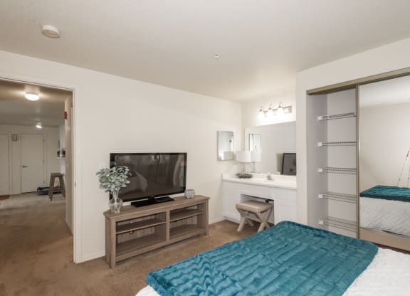 Living Room With TV at Valley River Court, Oregon