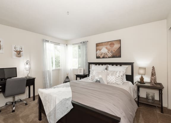 Gorgeous Bedroom at Valley River Court, Oregon, 97401