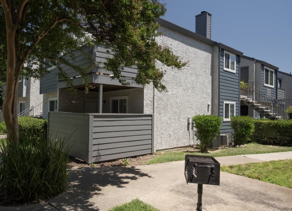 building exterior and bbq amenity  at Woodbridge Apartments, Sacramento, CA