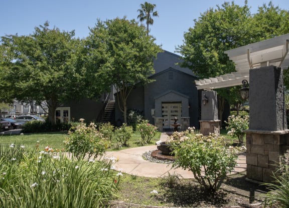 leasing office fountain at Woodbridge Apartments, CA 95833