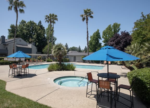 swimming pool and spa at Woodbridge Apartments, CA 95833