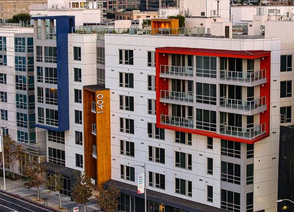 a view of an apartment building in a city