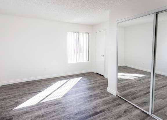 Room with Wooden Floor at Woodbridge Gardens, Toluca Lake