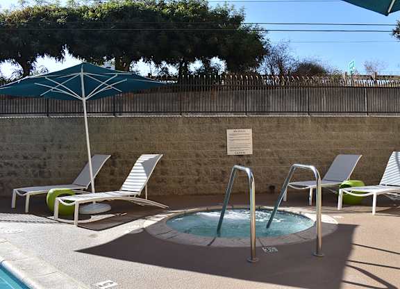 Hot tub at Encino Palms Apartments, California