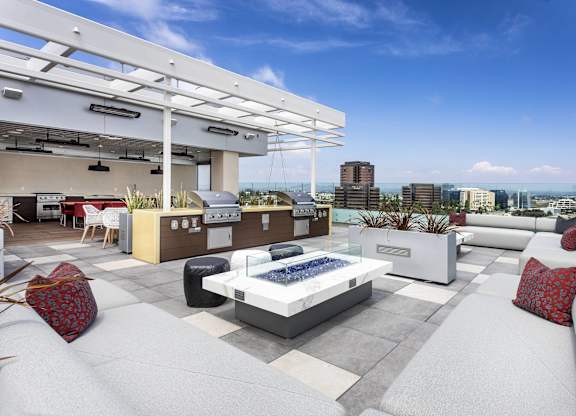 Rooftop terrace with outdoor kitchen and fire pit at LUX by Garden* Apartments, San Diego, CA 92122